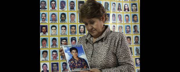 Teresita Gaviria sigue con su lucha y no se amedrenta | Hernán Vanegas | Para Teresita Gaviria su lucha, y la de otras personas con familiares desaparecidos, es un aliciente para vivir y seguir adelante, aunque a veces las fuerzas se van. Por eso no se deja vencer de las amenazas. Su hijo Christian Camilo Quiroz Gaviria fue desaparecido el 5 de enero de 1998.