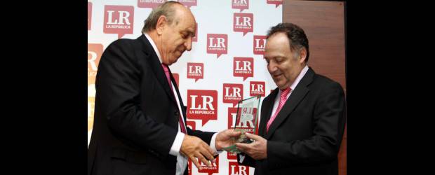 Forero dice que joya de la corona no se vende | Colprensa | El presidente ejecutivo del diario La República, Jorge Hernández Restrepo, en el momento de la entrega del galardón al Empresario del Año, Efraín Forero, presidente de Davivienda.