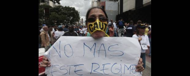 La prensa quiere vencer el silencio | Archivo | El Instituto Internacional de Prensa instó ayer a los organismos internacionales a proteger de manera efectiva a los medios de comunicación. En la foto se muestra a una manifestante durante una protesta contra la Ley de Medios en Venezuela.
