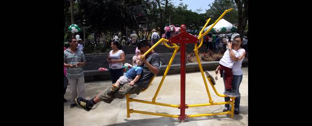 La Milagrosa remodeló su sala | Róbinson Sáenz | La entrega de obras de renovación del parque de La Milagrosa sacó de la rutina a los habitantes de este barrio, que se volcaron para presenciar y disfrutar de los 8.476 metros cuadrados de espacio público que ofrece el sitio, el cual ayer parecía un domingo.