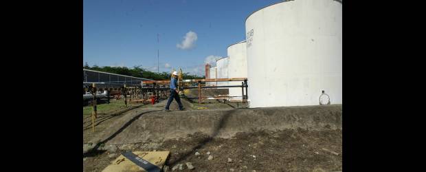 Transporte, el cuello de botella del petróleo | Archivo | El aumento de la producción diaria de petróleo, a niveles de 884 mil barriles y la meta de un millón de barriles, que se lograría a finales de este año, pone en aprietos a la estructura de transporte de Ecopetrol.