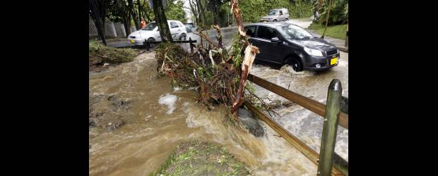 El invierno hizo rugir las quebradas de El Poblado | Edwin Bustamante | Una pequeña quebrada que pasa por la calle 11 Sur con la Diagonal 29 D se desbordó por la cantidad de ramas, palos, piedras y lodo que no cupo por el tubo que la entambora para pasarla por debajo de la vía.