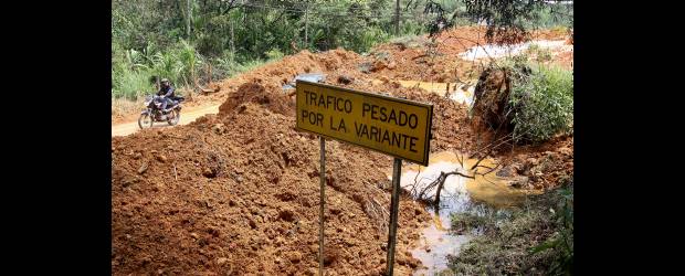 Antioquia, cercado por lluvias | Hernán Vanegas | Un derrumbe que se presentó en la noche del miércoles taponó la vía Caldas- Amagá, en el sector conocido como Primavera. El alud cayó en el kilómetro 9 de la calzada. Ayer en la mañana fue habilitado el paso por un carril de la carretera, que comunica a Medellín con el Suroeste antioqueño.