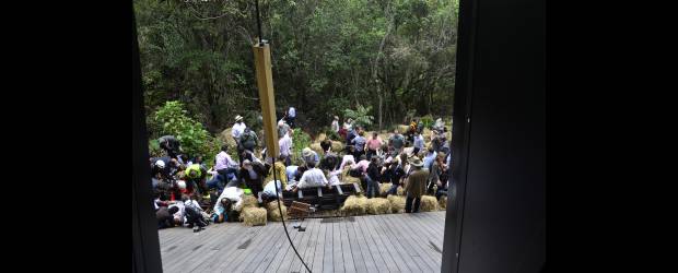 Accidente en Parque Arví dejó 32 heridos | Cortesía Ana Isabel Rivera | Fueron varios cables tensores de acero los que se reventaron lanzando al vacío parte de la estructura del piso con las personas que estaban en esa zona de la terraza. Al bosque fueron a dar también las pacas de heno que se usaban como asientos, y algunos elementos de los equipos de sonido.