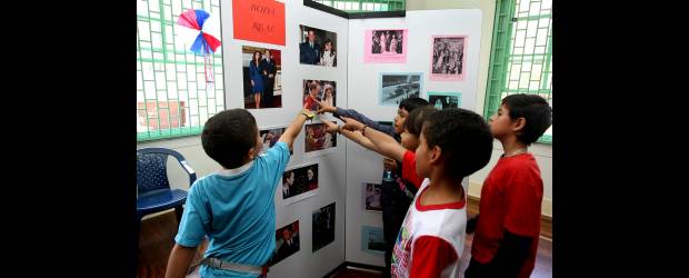 Hubo brindis infantil por los novios | Juan Antonio Sánchez | Con fotos, una explicación y un brindis, los pequeños de la fundación celebraron la boda. El padre Peter les contó que la monarquía hace parte de su identidad y cultura y que el matrimonio es, más que privado, con el pueblo inglés.