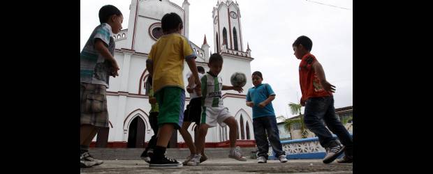 Nariño quiere cuidar a sus muchachos | Julio César Herrera, Enviado Especial, Nariño | Los niños de Nariño crecen en un ambiente menos agresivo que el que vivieron sus padres y hermanos mayores. Son unidos y alegres, y el propósito de los líderes espirituales es marcarles un camino lejano a la violencia y los vicios. Por ello los reúnen y les ofrecen una formación adicional a la de las aulas.