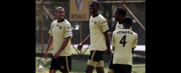 López, la varilla de las águilas | Manuel Saldarriaga | Javier López (1.92 metros de estatura) sobresale entre sus compañeros. El trabajo aéreo y la solidez por tierra lo tienen como titular en el equipo de Itagüí.