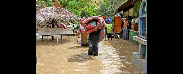 Que bajen las aguas y no la solidaridad | Juan Antonio Sánchez-| Poblaciones ribereñas del Magdalena como Puerto Nare, Puerto Triunfo, Puerto Berrío y Yondó; y del Cauca, como Caucasia, Nechí y Bolombolo (corregimiento de Venecia) completaron dos semanas bajo el agua y todavía permanecen afectadas por el lodo ante el descenso de los niveles de los ríos.