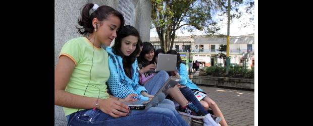 Entre más lejos, más conectados | Julio César Herrera | El parque principal, sobre todo si hay buen tiempo, es el lugar preferido por los estudiantes en sus encuentros para realizar trabajos en equipo o para conectarse a las redes sociales. Desde hace dos años, Sonsón es municipio pionero en ofrecer internet gratis a su población.