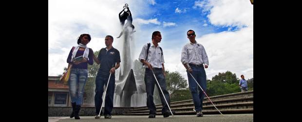 Hallaron la luz del Alma Máter | Hernán Vanegas | Cuatro de las seis personas con limitaciones visuales admitidos a la Universidad de Antioquia se reunieron ayer en la Ciudadela Universitaria para compartir el festejo por el logro. Se conocían desde antes porque eran compañeros en un programa de capacitación que los familiarizó con la prueba. A ninguno lo atemoriza ser universitario sin visión. Felicitaciones.