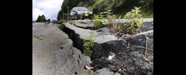 A pico y pala mantienen paso por vía a Boquerón | Donaldo Zuluaga | Los pocos carros que se aventuran a circular por la vía tratan de esquivar las grietas que lucen amenazantes en medio del camino. El pasto ha comenzado a crecer entre los huecos, lo cual es tan solo una de las señales del abandono que afronta la carretera.