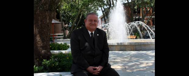 U. de M. prepara sus sorpresas | Jaime Pérez | Néstor Hincapié Vargas es docente de la Facultad de Derecho de la Universidad de Medellín hace 36 años. Lleva 11 años a cargo de la rectoría de la institución y no tiene fecha fija para dejarla. Llegó al puesto, dijo, con el objetivo de acreditar a la universidad en alta calidad, un logro que alcanzó en 2009.