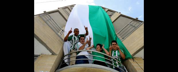 Andrés Escobar es otro hincha de bandera | Donaldo Zuluaga | Jairo Montoya, Diego Posada, Bertha Palacio y Andrés Escobar se sienten orgullosos de ser hinchas del Nacional y de acompañar al equipo en familia. En el edificio Balcones de Santa Fe se traduce el cariño que sienten por el cuadro verde.