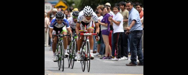 El Gato arañó duro en toda La Línea | Róbinson Sáenz, Enviado Especial-ibagué | Félix Cárdenas (GW-Shimano) fue el ganador de la etapa de 116 kilómetros, entre Caicedonia e Ibagué. Wálter Pedraza y Giovanni Báez (EPM-Une) fueron sus compañeros de viaje después del paso por La Línea, premio ganado por Fernando Camargo (Boyacá Orgullo de América). La lucha está abierta.