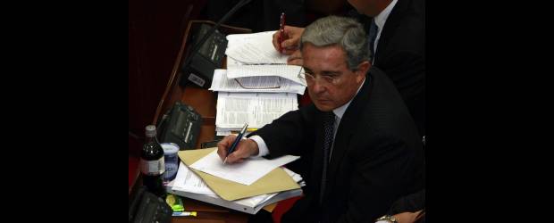 Impiden a Uribe hablar en su defensa | Germán Enciso, Colprensa | El exmandatario finalizó su breve intervención diciendo: "Sepa que aquí volveremos y yo le ruego, en aras de la objetividad, que cada vez que vaya a hablar de la razón de que este proceso es público, no se le olvide que quien primero pidió que fuera público es quien habla".
