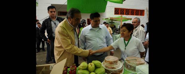 En Sevilla (Ebéjico) gozarán de un nuevo parque | Cortesía Gobernación de Antioquia | Pasando por varios puestos de ventas de productos, el gobernador Luis Alfredo Ramos disfrutó como un parroquiano más su visita a Ebéjico, donde hizo importantes anuncios para ejecución de obras de interés comunitario.