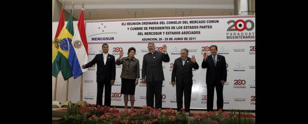La soledad del Mercosur | Reuters - Luque, Paraguay | En contravía a los intereses de integración regional que soportan el Mercosur, solo llegaron a la cumbre cuatro de los diez presidentes regionales, entre países fundadores y asociados. Asistieron a la reunión Rafael Correa (Ecuador), Dilma Rousseff (Brasil), Fernando Lugo (Paraguay) y José Mujica (Uruguay).