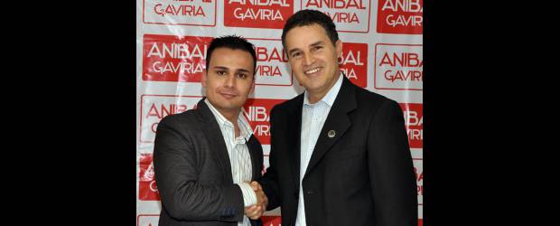 Apoyo conservador llega a la campaña de Aníbal | Cortesía | El vicepresidente del Partido Conservador, Lucas Cañas, entregó ayer su respaldo al candidato liberal para la Alcaldía de Medellín, Aníbal Gaviria, quien espera que este ejemplo sea seguido por otros líderes de esa colectividad.