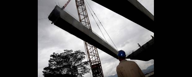 Un gigante juega con vigas de 90 toneladas en el río | Fotos Donaldo Zuluaga | El montaje de las vigas sobre las columnas es una tarea de alta precisión por el peso y tamaño de las estructuras de cemento. Con el mismo rigor se continuará en los costados de Sabaneta e Itagüí.