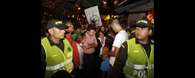 La seguridad, clave de campañas | Edwin Bustamante | En un recorrido nocturno por el centro de la ciudad, Aníbal Gaviria conversó con la ciudadanía. Todo el tiempo estuvo acompañado de policías. Manifestó que su esquema de seguridad es casi el mismo que cuando era Gobernador.