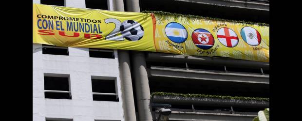 Tangos y rancheras para prender la fiesta | Jaime Pérez | En los alrededores de la unidad deportiva lucen imponentes las vallas de bievenida para México, Argentina, Inglaterra y Corea del Norte, del Grupo F, que tendrá como sede el Atanasio Girardot de Medellín para la primera ronda mundialista.