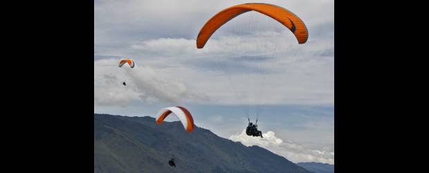 Un encarrete vivido en el cielo | Róbinson Sáenz | Las fiestas de Quitasol tuvieron en los deportes de aire un destino interesante y para apreciar en San Félix. Tardes hermosas coronaron los parapentistas.
