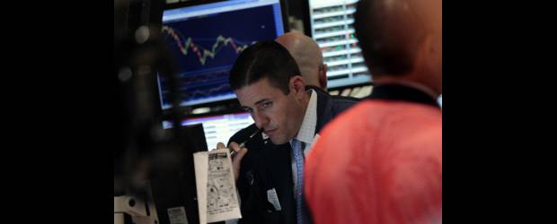 Por miedo a una recesión, caen bolsas del mundo | Reuters - Nueva York, E.u. | La caída de los principales indicadores de Wall Street durante la jornada de ayer no se presentaban en la bolsa neoyorquina desde la crisis financiera de 2009 que también contagió a las más importantes bolsas del resto del mundo.