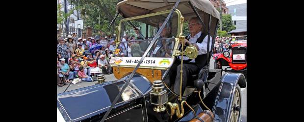 El mejor desfile de autos antiguos | Joyas como este Metz 1914 hicieron parte de este viaje en el tiempo.