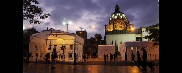 La Casa Blanda madrugó a mudarse | Julio César Herrera | La Casa Blanda se terminó de construir el jueves, en Plaza Botero. El recorrido hacia Moravia, como tal, inició antes de las seis y se demoró un poco más de una hora, sin muchas complicaciones. Arte que se lleva a la gente, dijeron sus realizadores.