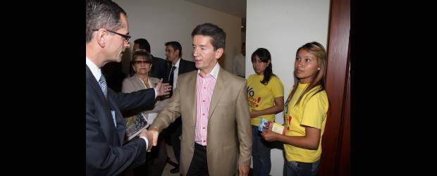Tres líderes anuncian demanda contra Salazar | Manuel Saldarriaga | El candidato Luis Pérez negó que recibe apoyo de grupos armados.
