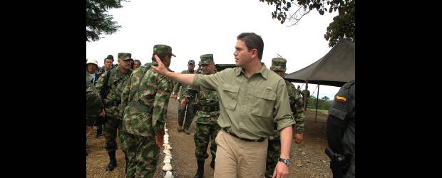 Gobierno dará más recompensa por jefes de Farc | Cortesía | El ministro de Defensa, Juan Carlos Pinzón visitó el sábado pasado en la tarde Tarazá junto a los altos mandos militares. Allí realizó un consejo de seguridad para analizar los últimos hechos de violencia y tomar correctivos.