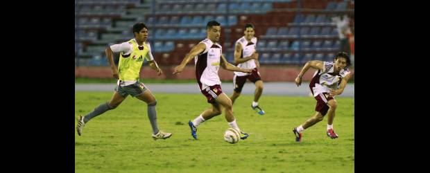 Farías pide olvidar el triunfo ante Argentina | Isaac Urrutia, Reuters-maracaibo, Venezuela | Antes de partir para Colombia, Venezuela hizo su última práctica en Maracaibo. El equipo patriota era esperado anoche en Barranquilla. También tenía previsto hacer el reconocimiento de la cancha del estadio Metropolitano.