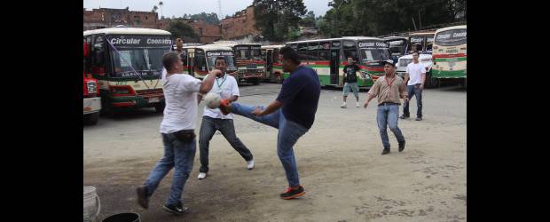 Buses parados por inicio de metroplús | Robinson Sáenz | Por lo menos 114 vehículos de las rutas de Circular Coonatra y alrededor de 130 más, adscritos a la empresa Santra, dejaron de prestar servicio de transporte ayer en Belén. La parálisis continuará por su parte hasta que haya concreciones a su inquietud por la entrada en operación de metroplús.