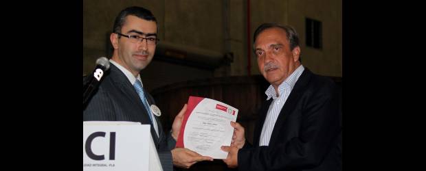 Normas de calidad a la FLA para abrir mercados | Jaime Pérez | Ruben Darío Moreno, ejecutivo de Bureau Veritas Colombia, al momento de entregarle ayer al gobernador de Antioquia. Luis Alfredo Ramos, la certificación de Gestión Ambiental ISO 14001, a la Fábrica de Licores de Antioquia.