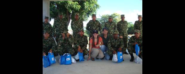 Voz de aliento para soldados | Cortesía | Emilia Ospina Arango, en el centro, junto a los soldados de la Escuela de Caballería de la X Brigada del Ejército, en la Guajira, le entrega a cada uno las anchetas y las cartas que escribieron miles de personas, para agradecerles.