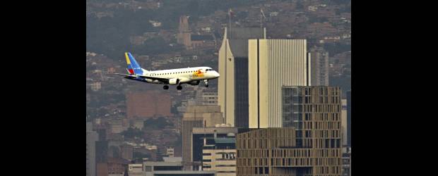 En 'guerra' aérea gana el bolsillo | Henry Agudelo | Los viajeros de Medellín se encontrarán entre los más beneficiados con las nuevas jugadas de las aerolíneas del país. En 2012 aumentarán las frecuencias y rutas domésticas, habrá mayor conectividad directa internacional y las tarifas serán más competitivas ante la llegada de una nueva aerolínea de bajo costo.