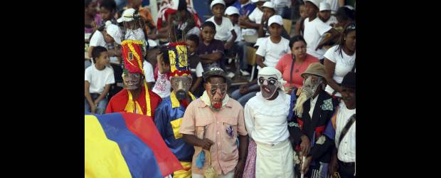 Afros de Girardota quieren "palenque" | Manuel Saldarriaga | En manos de los más veteranos está el destino del sainete, una de las tradiciones más arraigadas en esta comunidad. La globalización y el contacto cada vez más amplio de los niños y jóvenes con nuevas culturas hacen peligrar esta manifestación, traída por los negros que llegaron al país directamente de África.