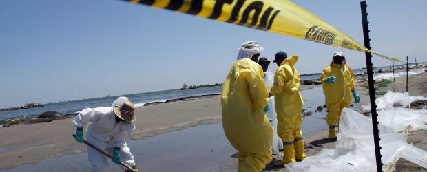 BP realizó nuevo plan para controlar derrame de crudo | Archivo | El primer ensayo que realizó la compañía petrolera no dio resultado. Se teme que el derrame de crudo apenas pueda ser controlado en agosto.