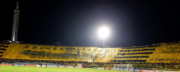 Hinchas de Peñarol desplegaron bandera de 14.000 m2 | Reuters | La bandera desplegada por los hinchas de Peñarol en la Copa Libertadores.