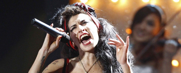 Amy Winehouse fue hospitalizada tras una caída | Reuters | Amy Winehouse, conocida por sus escándalos, se magulló las costillas y sufrió un corte encima del ojo.