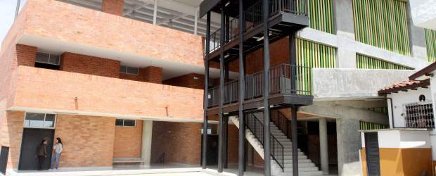 Alumnos esperan nueva sede | Manuel Saldarriaga | En cada uno de los 12 salones de primaria (dos por grado) hay un promedio de 46 alumnos. Los pequeños se quejan por el hacinamiento en las aulas lo que, según dijeron, dificulta que se concentren en sus labores diarias.