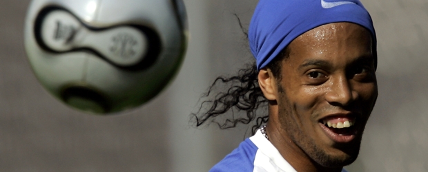 Ronaldinho tiene molestias musculares |