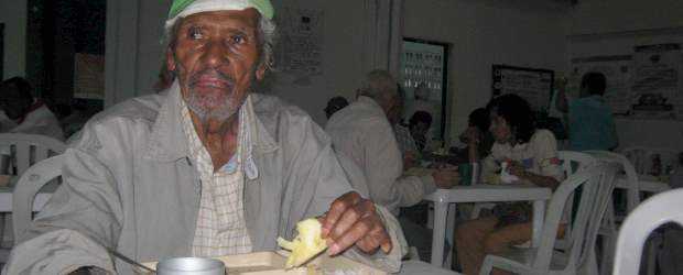 Piden restituir centro integral Campo Valdés | Gustavo Ospina Zapata | El señor Carlos Arturo Velásquez es otro de los beneficiados con el almuerzo que con recursos de la Presidencia se ofrecen a diario en el Centro de Integración de Campo Valdés. Es prácticamente su único alimento del día.