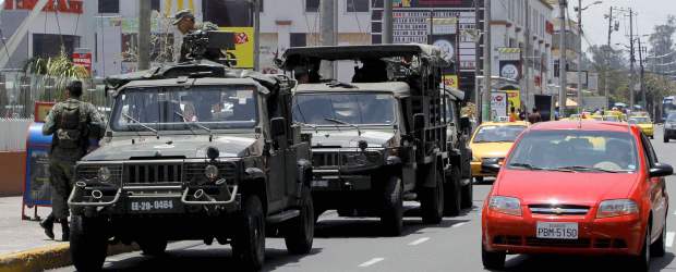 Aprobada la ley que motivó protesta de policías en Ecuador | Reuters | Vehículos del ejercito ecuatoriano recorren las calle de Quito, capital de Ecuador.