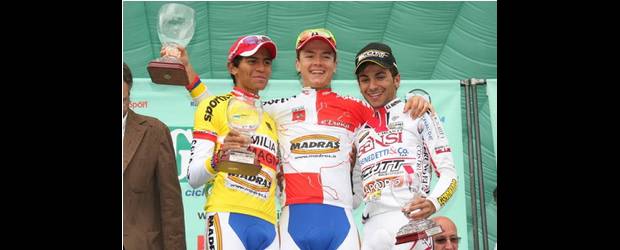 El Bananito celebra con el título del GiroBio | Cortesía Girobio | En el centro, Carlos Alberto Betancurt Gómez celebra el triunfo en el GiroBio, el Giro para menores de 23 años. A su izquierda está Edward Beltrán, compatriota y quien fue segundo. Además ganaron los puntos y la montaña.