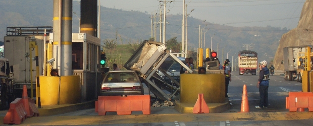 Camión tumbó caseta de peaje El Trapiche | Cortesía | La caída de la caseta número 2 del peaje El Trapiche, en jurisdicción de Girardota, causó heridas leves a una empleada y daños menores en un automóvil particular que hacía fila para pagar.