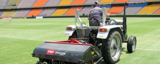 El "hiperdesarrollo" compacta gramilla del Atanasio | Fotos Pablo Arbeláez Restrepo | Esta máquina traída desde Bogotá es la encargada de hacerle, desde antier, la descompactación y aireación del campo de juego del estadio Atanasio Girardot.