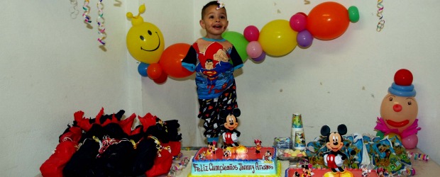 Piyamada y torta para el rey de la ternura | Jaime Pérez | Llena de color y mucha alegría estuvo la fiesta de cumpleaños -el tres- de Jhonny Andrés Osorio, el niño sin brazos que ha logrado desarrollar una gran destreza con sus pies e incluso hasta con su cabeza, pues acude a todas las demás partes del cuerpo para suplir la ausencia de sus miembros superiores.