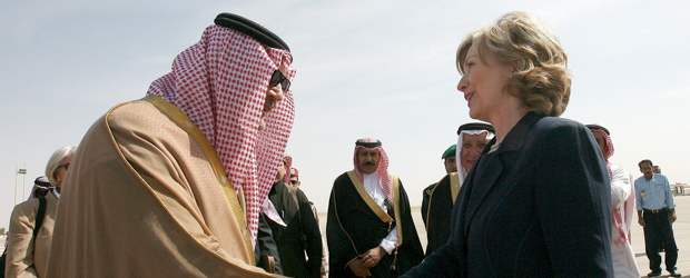 Hillary Clinton visita los países del Golfo Pérsico para buscar apoyo contra Irán. | Reuters