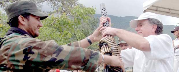 Cargos son una persecución de la Fiscal: Luis C. Restrepo | Archivo | Este es el momento en que los supuestos guerrilleros de las Farc, entregan sus armas al entonces comisionado de Paz, Luis Carlos Restrepo. La Fiscalía le imputará cargos por fraude procesal, concierto para delinquir y peculado.